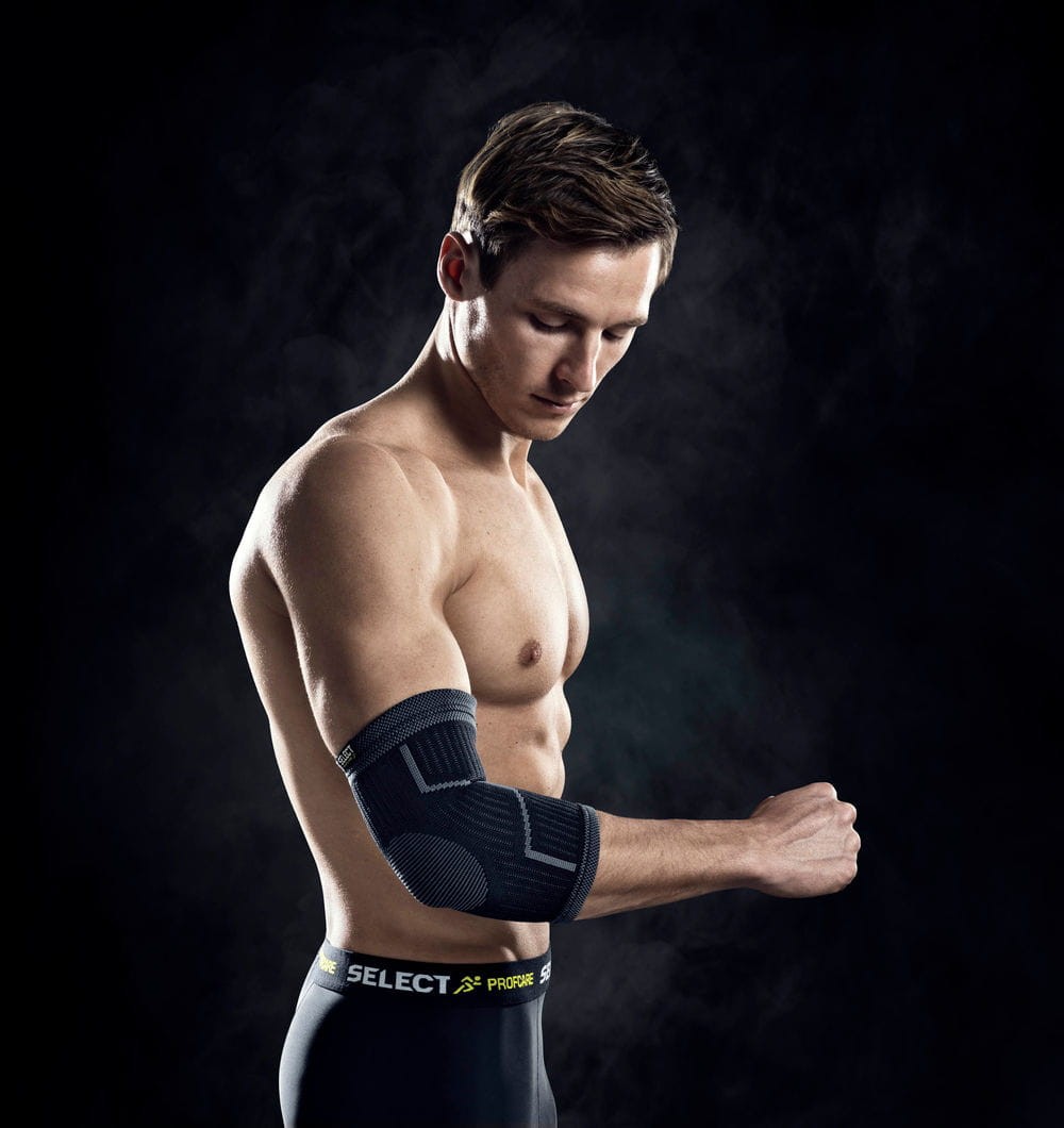 profcare_elastic_elbow_support_black_on_model-12987