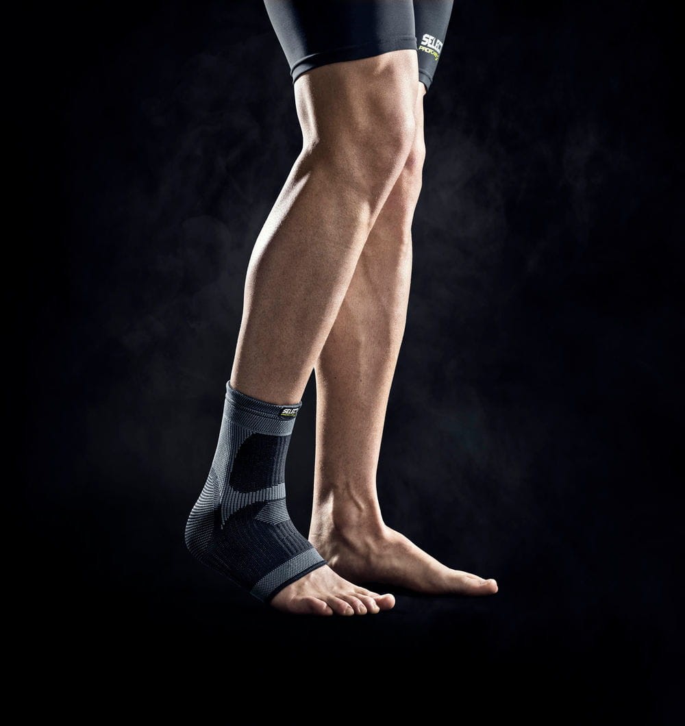 profcare_elastic_ankle_support_black_on_model-13426