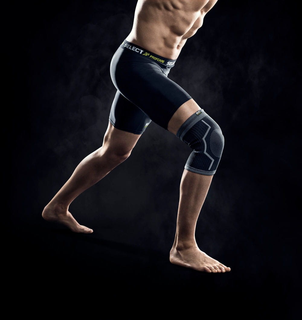 profcare_elastic_knee_support_black_on_model-12932