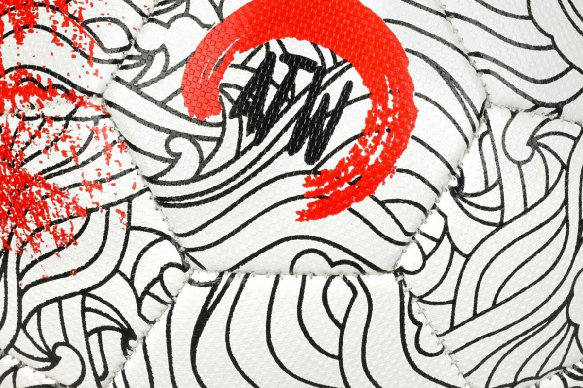 150040_white-red_Freestyle_v24_closeup-63147