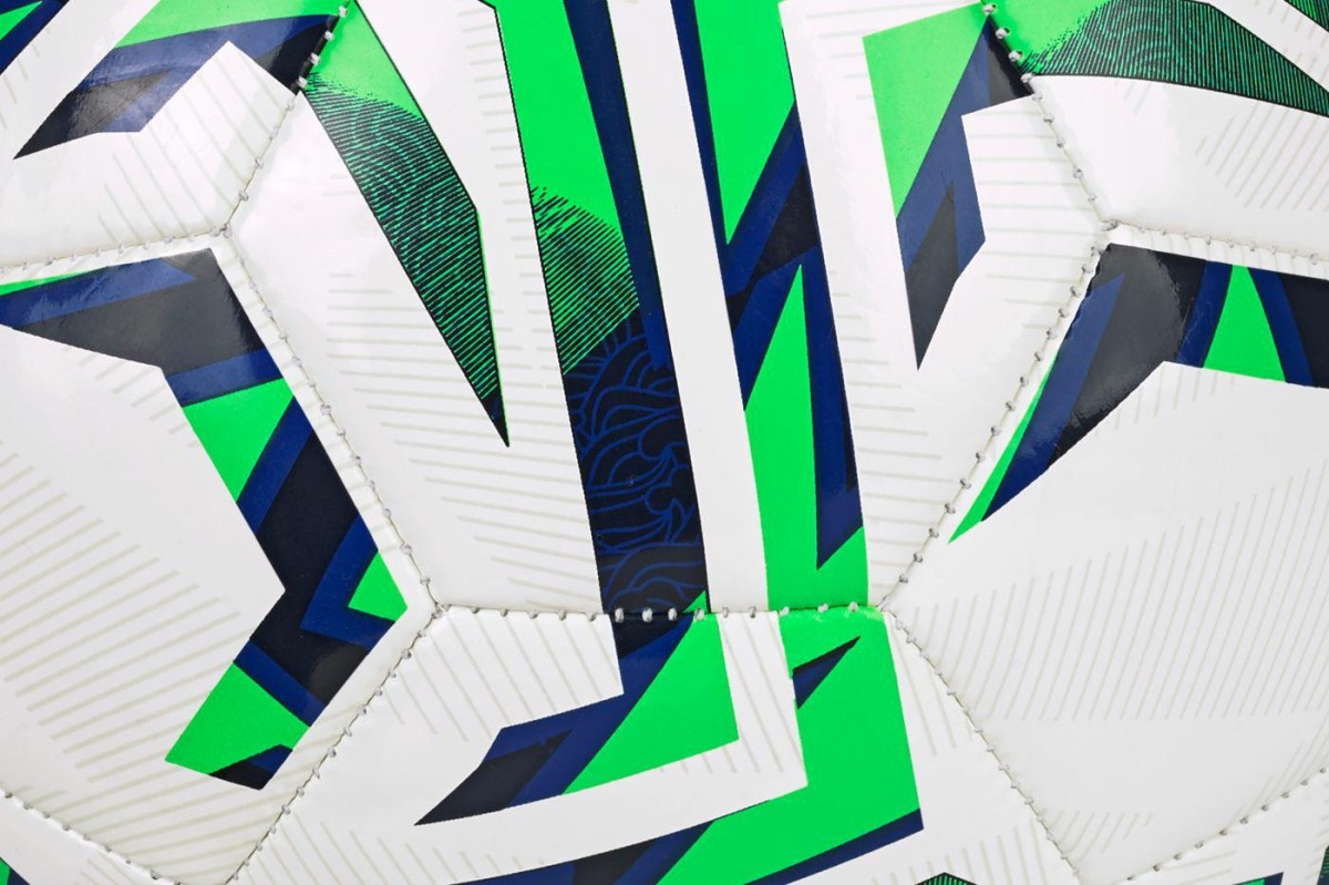 160074_white-green_Classic_v25_closeup-94067