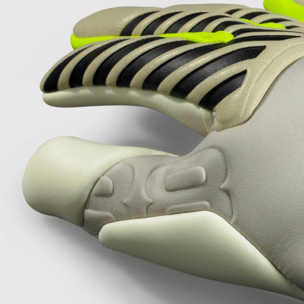 500096_black-beige_gloves_88_Pro_Grip_v26_clos-176235