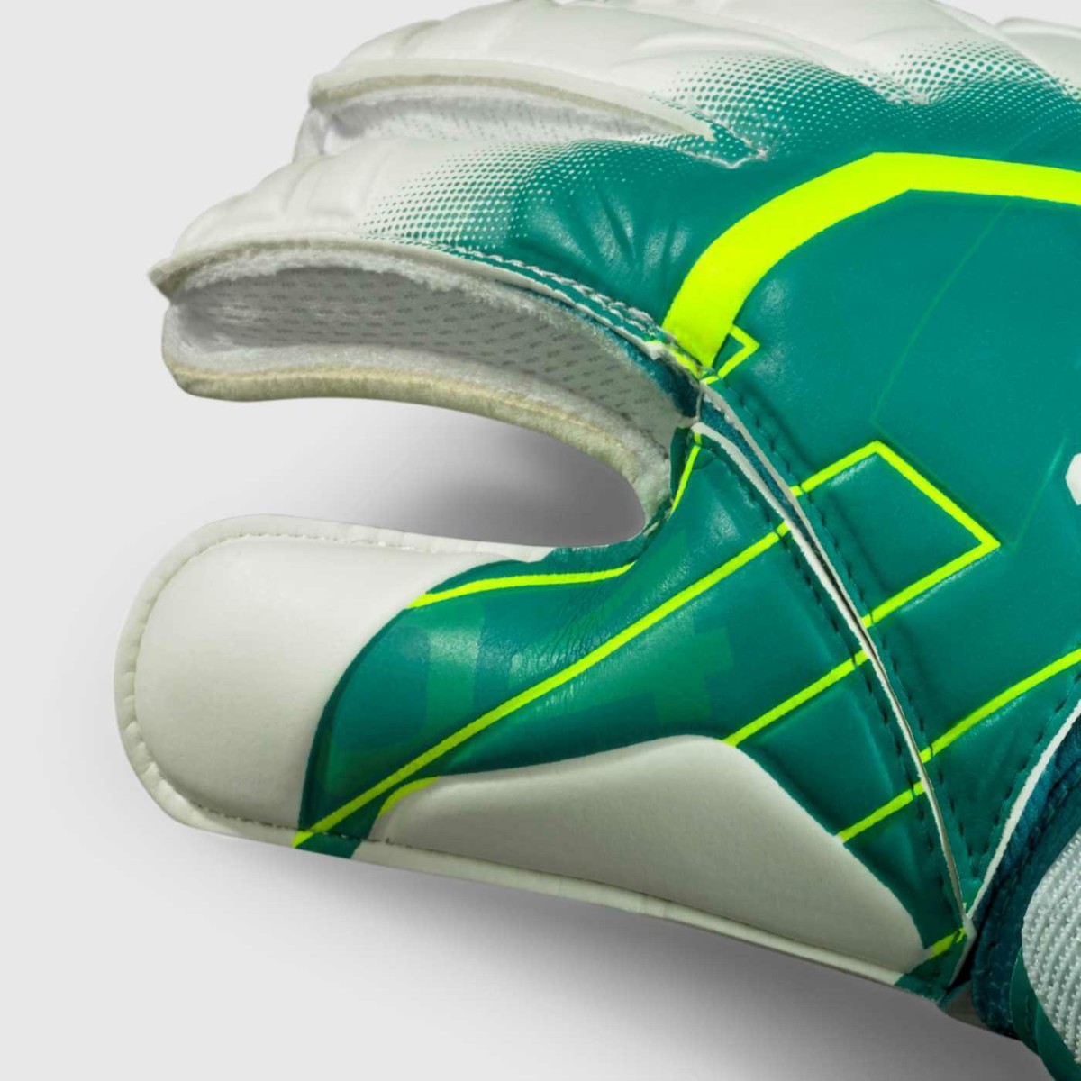 500101_green-white_gloves_04_Protection_v26_closeup1-186355
