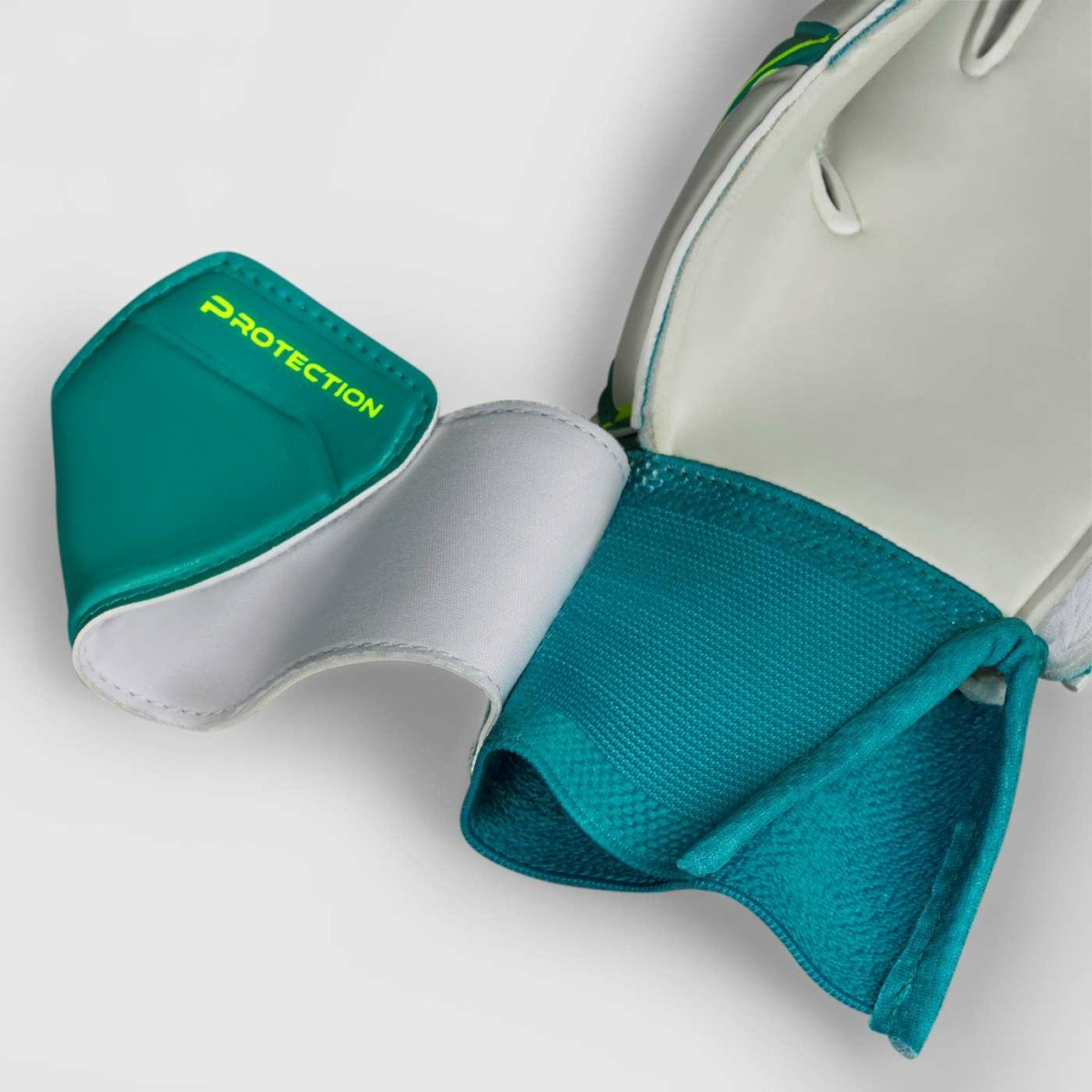 500101_green-white_gloves_04_Protection_v26_closeup4-186353