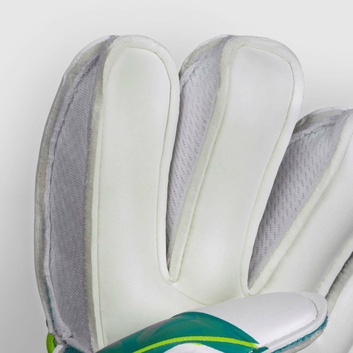 500101_green-white_gloves_04_Protection_v26_closeup6-186354