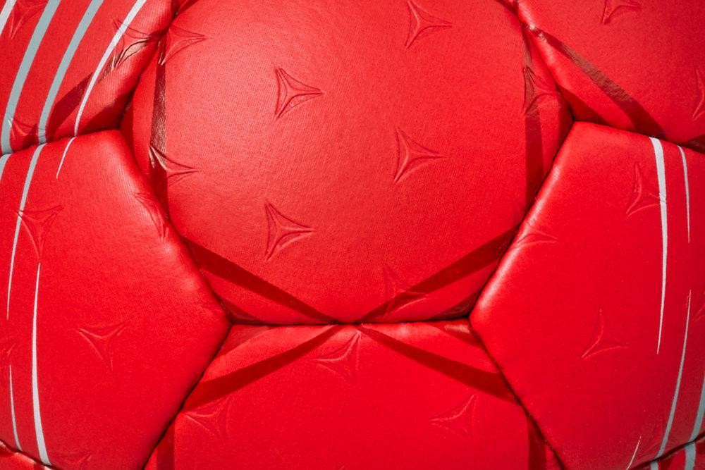 solera_v22_red_handball_closeup-49462